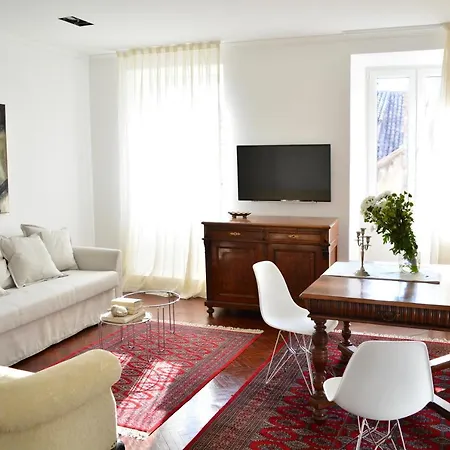 Apartman Milesi شقة *